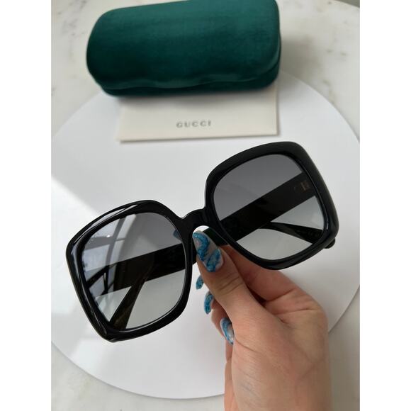 NEW GUCCI GG0713S Black Striped Arm Sunglasses $435 - Picture 4 of 10